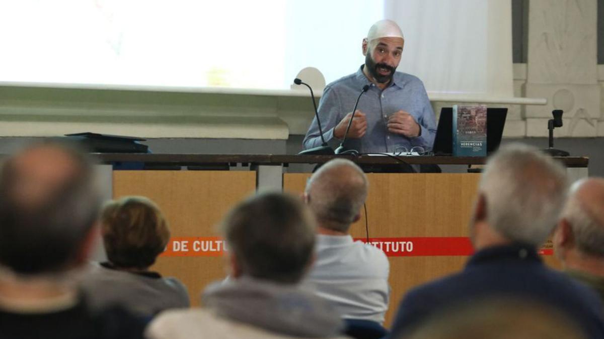 Héctor Blanco, durante su charla de ayer en el Antiguo Instituto. | Juan Plaza