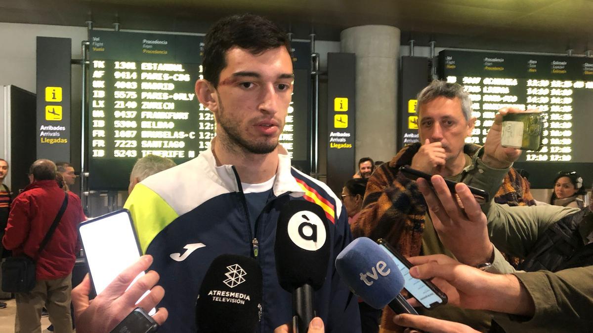 Quique Llopis en su llegada al aeropuerto de Manises