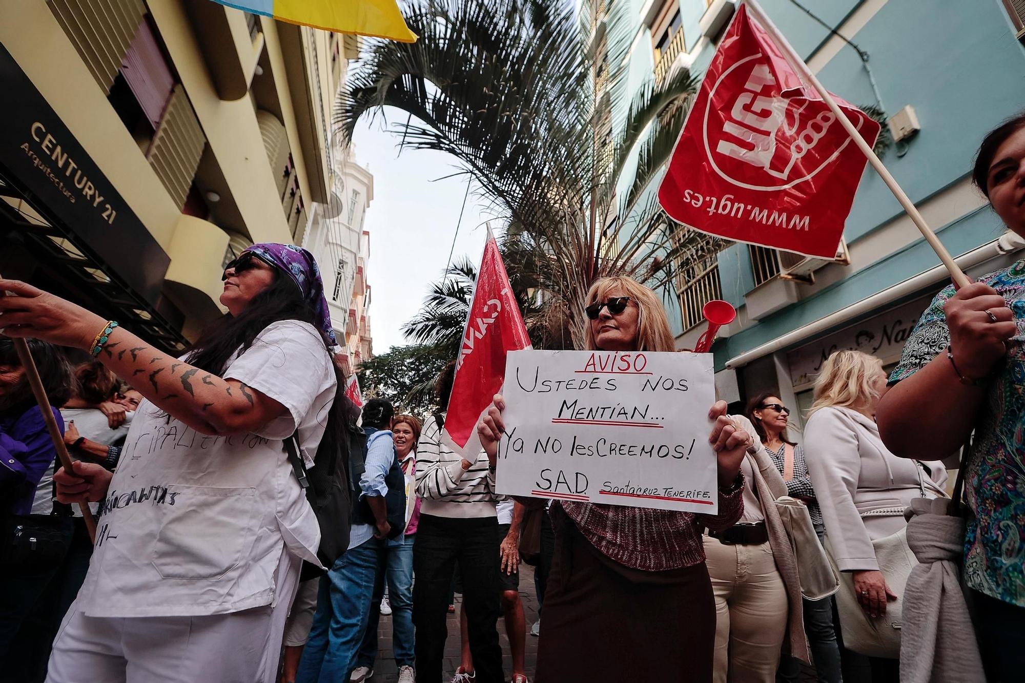 Concentración a las puertas del Parlamento contra el modelo de ayuda a domicilio