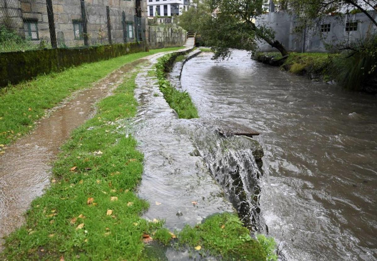 Los coches atraviesan las carreteras encharcadas. |  Rafa Vázquez