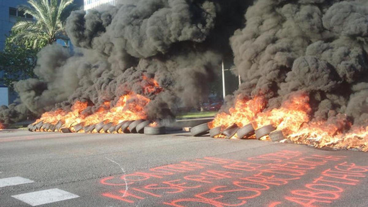 Cadena de neumáticos ardiendo en la avenida Diagonal, este miércoles.