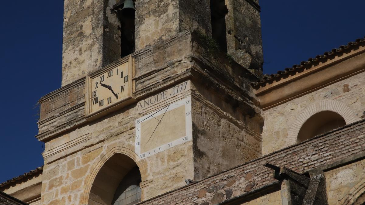 Torre y reloj de sol de la iglesia del Real Monasterio de San Jerónimo de Valparaíso, que se encuentra actualmente en obras.
