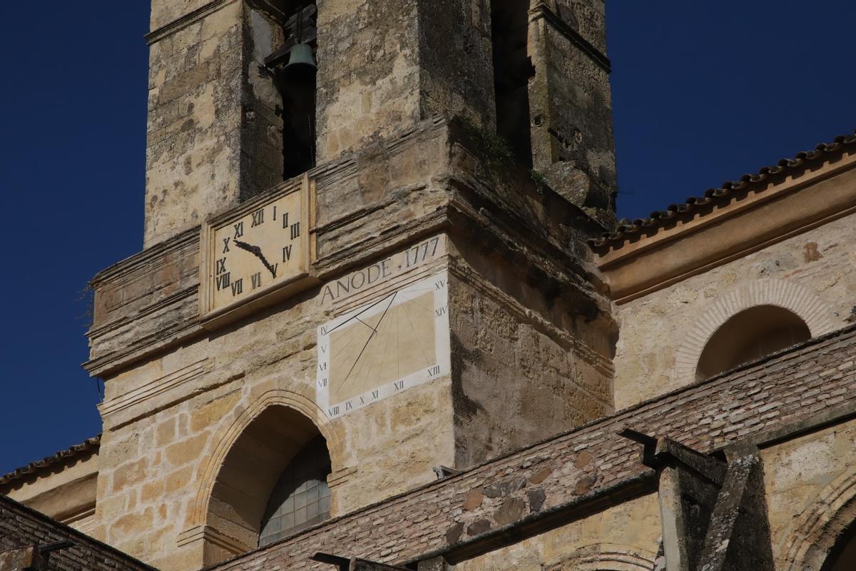 Torre y reloj de sol de la iglesia del Real Monasterio de San Jerónimo de Valparaíso, que se encuentra actualmente en obras.