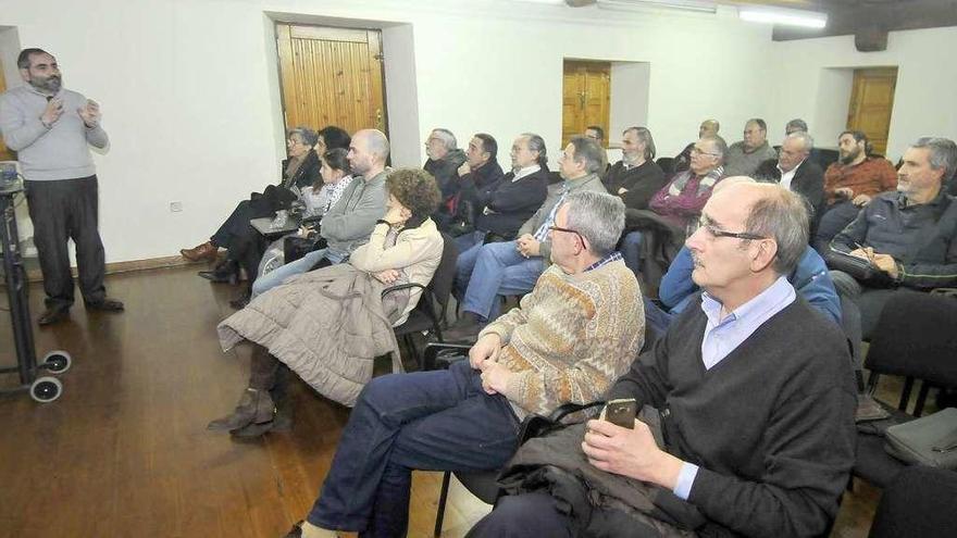 Manuel Hernández, durante la charla en la Casa de la Buelga.