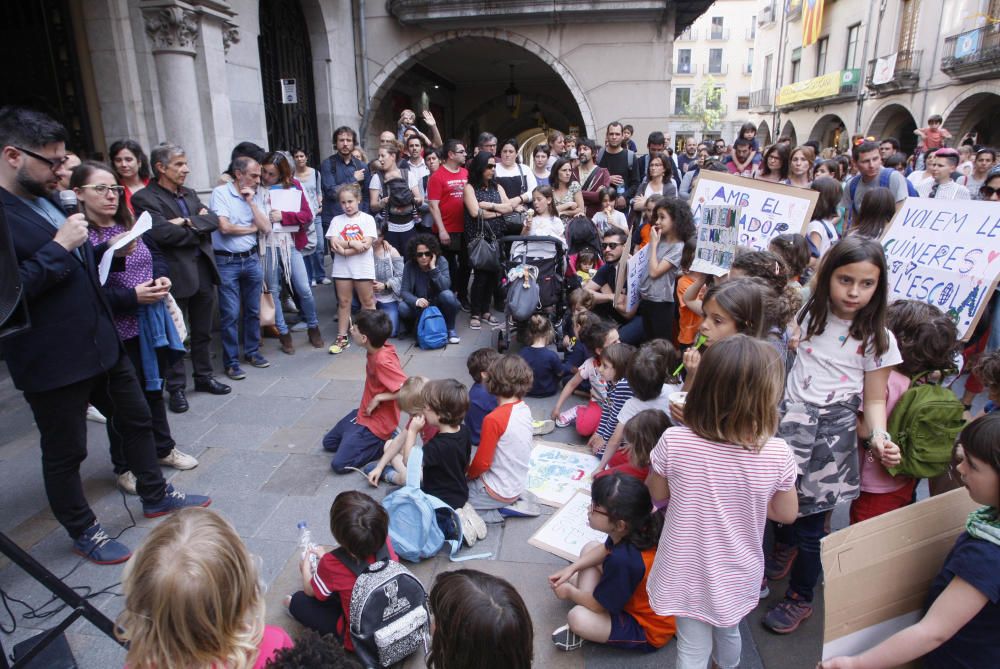 Pares i alumnes del Pla de l''Estany i el Gironès, reclamen gestionar els menjadors escolars