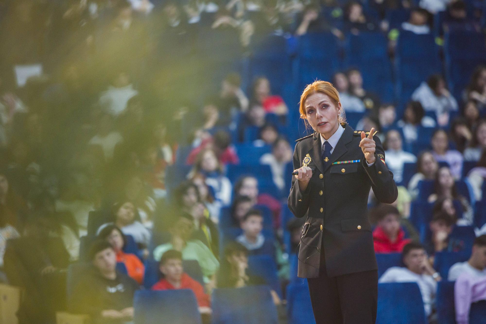 EN IMÁGENES: Así fue la conferencia de la jefa de la Policía Científica de Asturias ante centenares de escolares 

