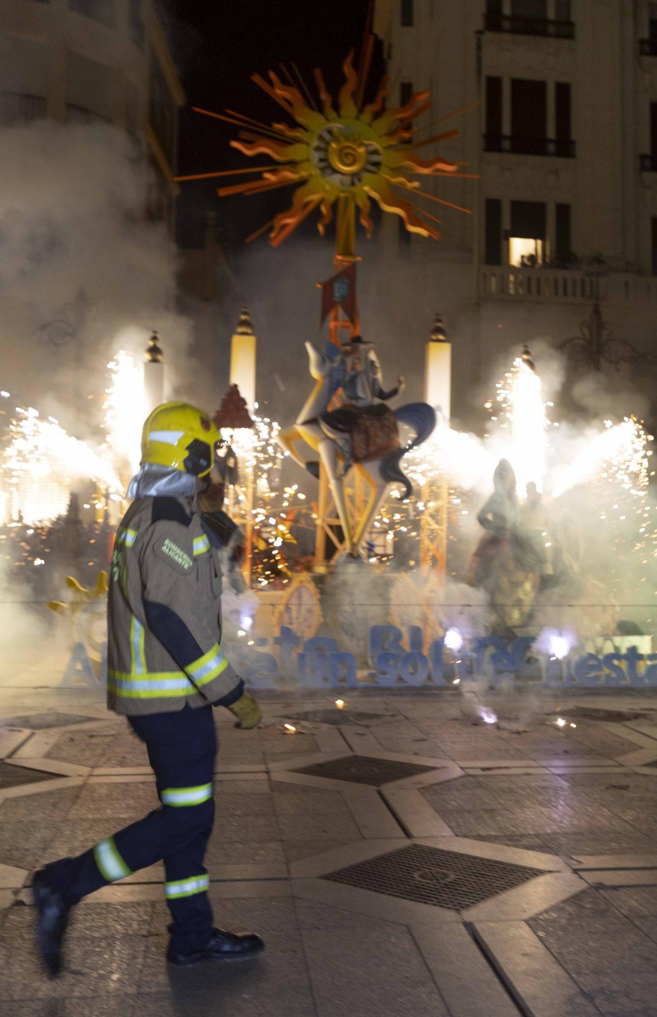 Pasacalles de las bellezas  y cremà Hogueras de Sant Joan en Córdoba