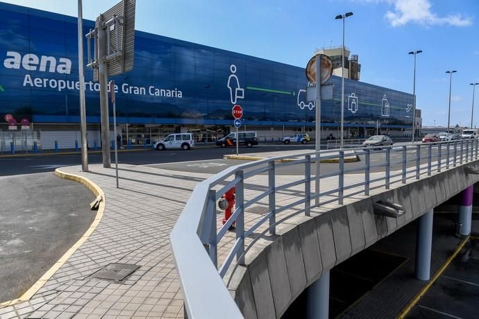 26-03-20  GRAN CANARIA. AEROPUERTO DE GRAN CANARIA. INGENIO TELDE. . Efecto del Covid-19 en el Aeropuerto de Gran Canaria, plataforma de aparcamiento de aviones vacía, últimos turistas y últimos en llegar.  Fotos: Juan Castro.