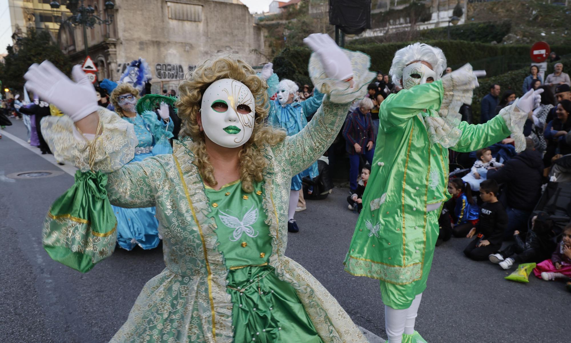 Máscaras, plumas y mucho brillo para disfrutar del fantástico mundo del entroido