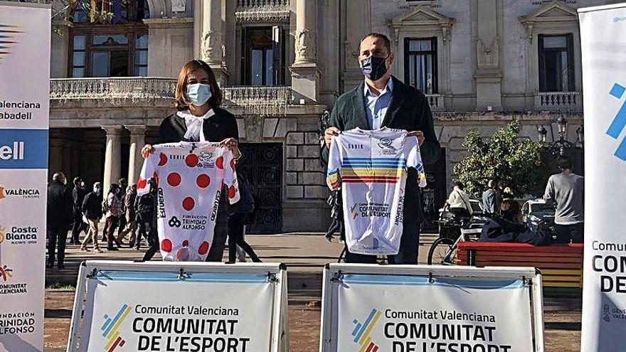 Elena Tejedor y Ángel Casero, en la Plaza del Ayuntamiento de Valencia.