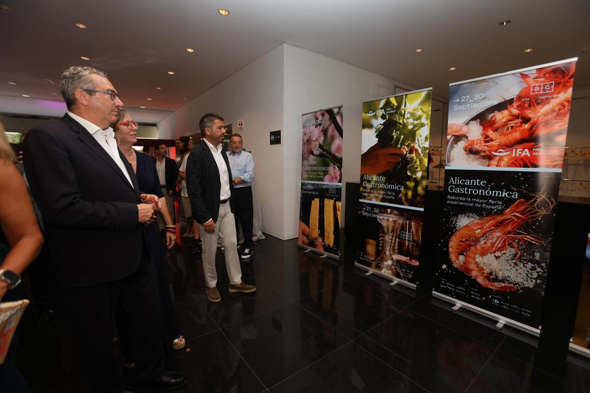 Toni Pérez y Carlos Mazón observan los carteles de esta nueva edición