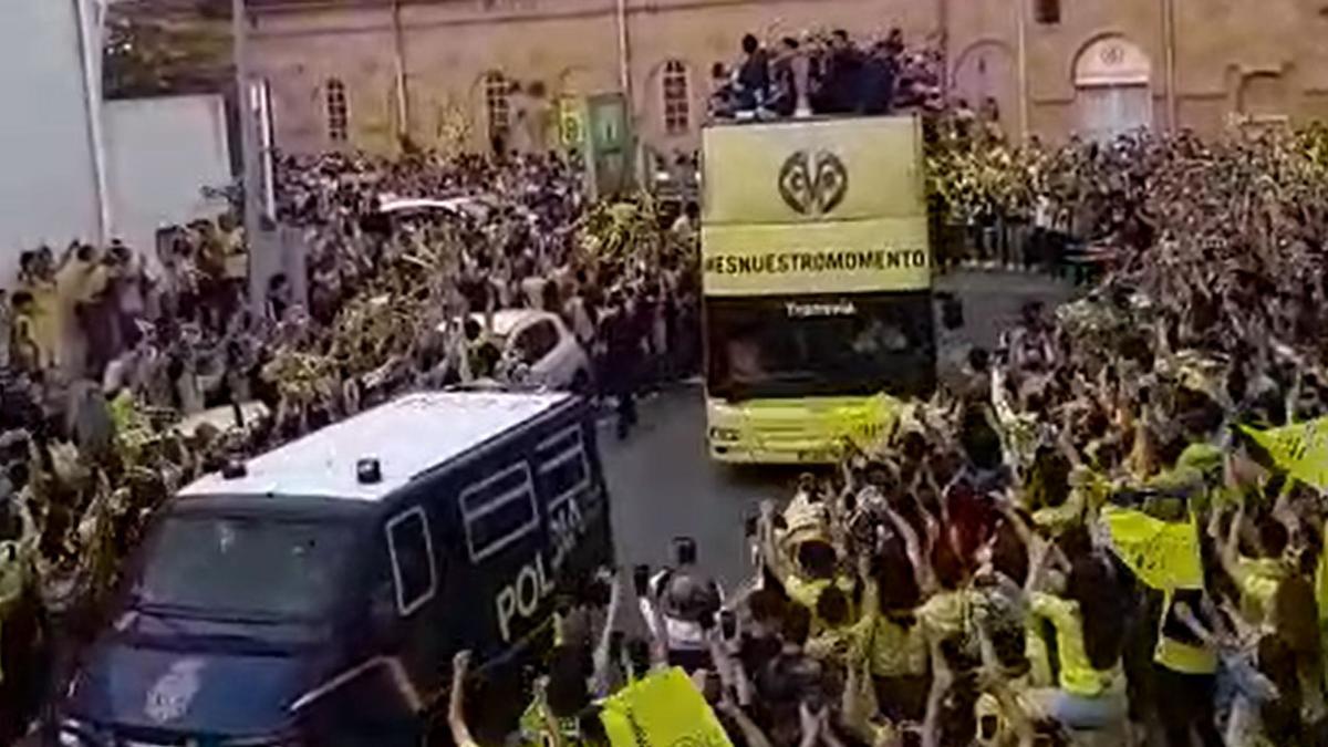 Salida del autobús del Villarreal ante la máxima expectación de los groguets.