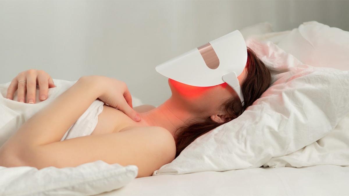 Mujer con máscara de tratamiento facial con luz LED