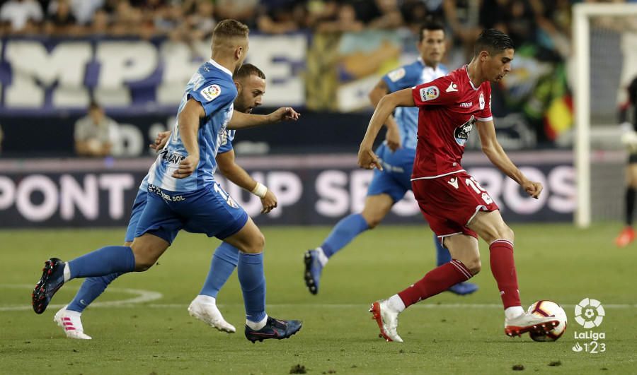 El Málaga CF domina el encuentro, tiene claras ocasiones, pero acaba perdiendo ante el Deportivo de la Coruña con un desafortunado autogol de Munir, que metió en su portería un disparo desde la frontal de Álex Bergantiños