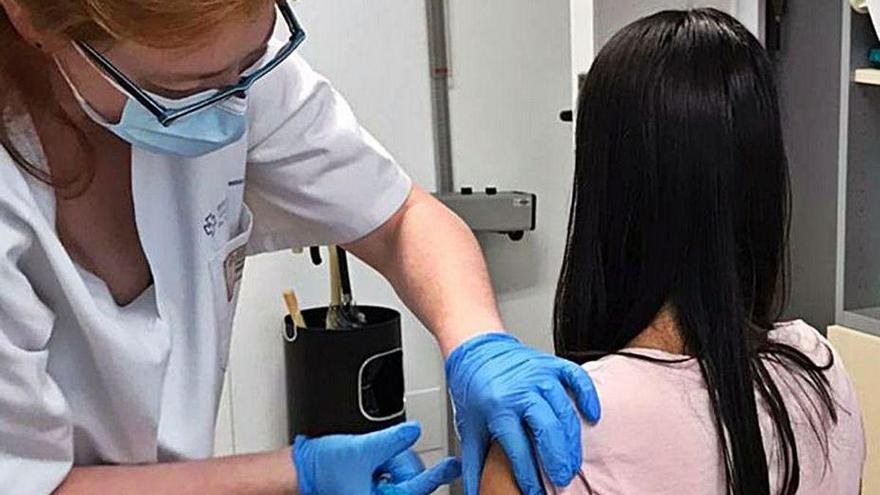Vacunación en un centro de salud de Galicia a una niña.