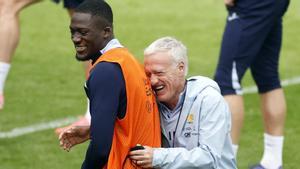 Didier Deschamps bromea con el defensa Ibrahima Konaté en el entrenamiento de la selección de Francia del sábado.