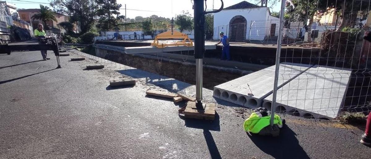 Obras de reparación del hundimiento en la plaza de San Jerónimo en Tacoronte, a finales de 2021