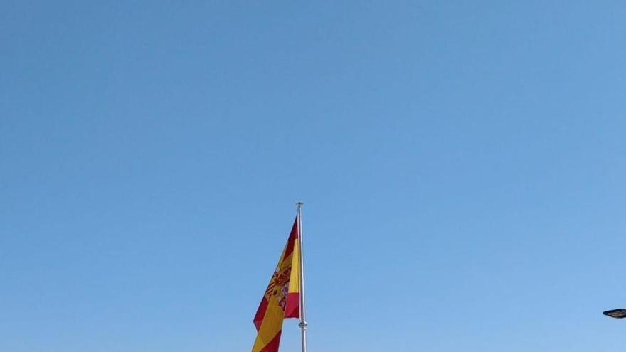 Instalación de la bandera en el Puerto de Málaga.