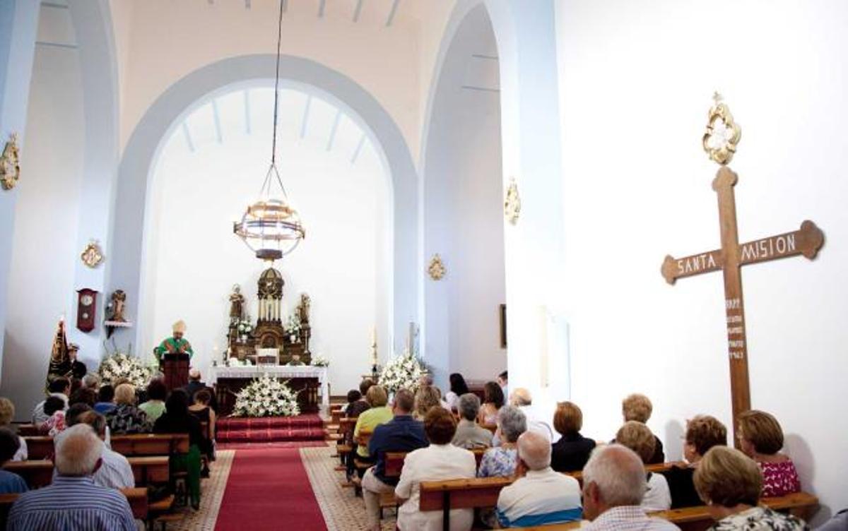 El Arzobispo felicita a los vecinos de Villaperi por haber «vestido de gala su iglesia»