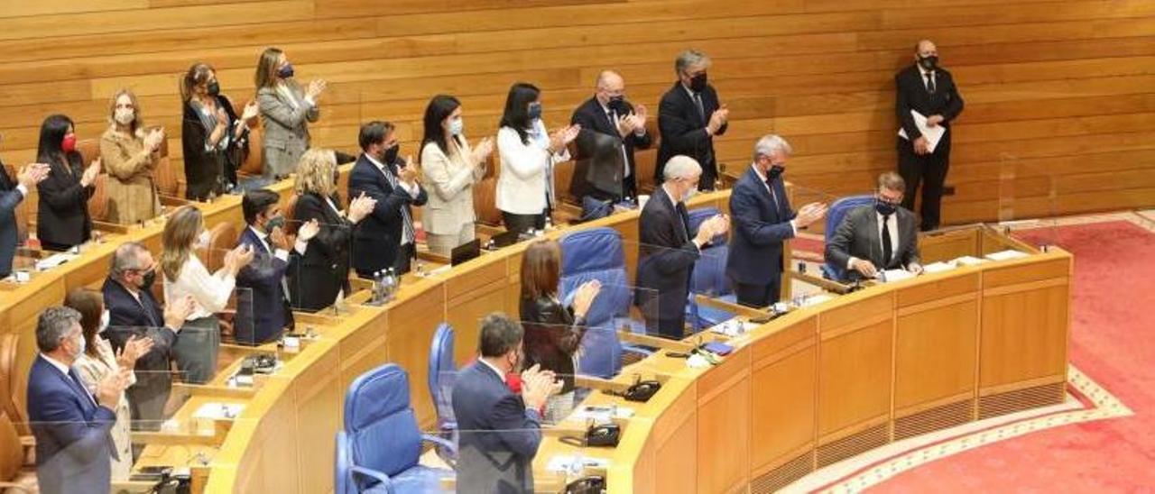 Los diputados del PP aplauden a Feijóo al terminar el debate.   | // XOÁN ÁLVAREZ