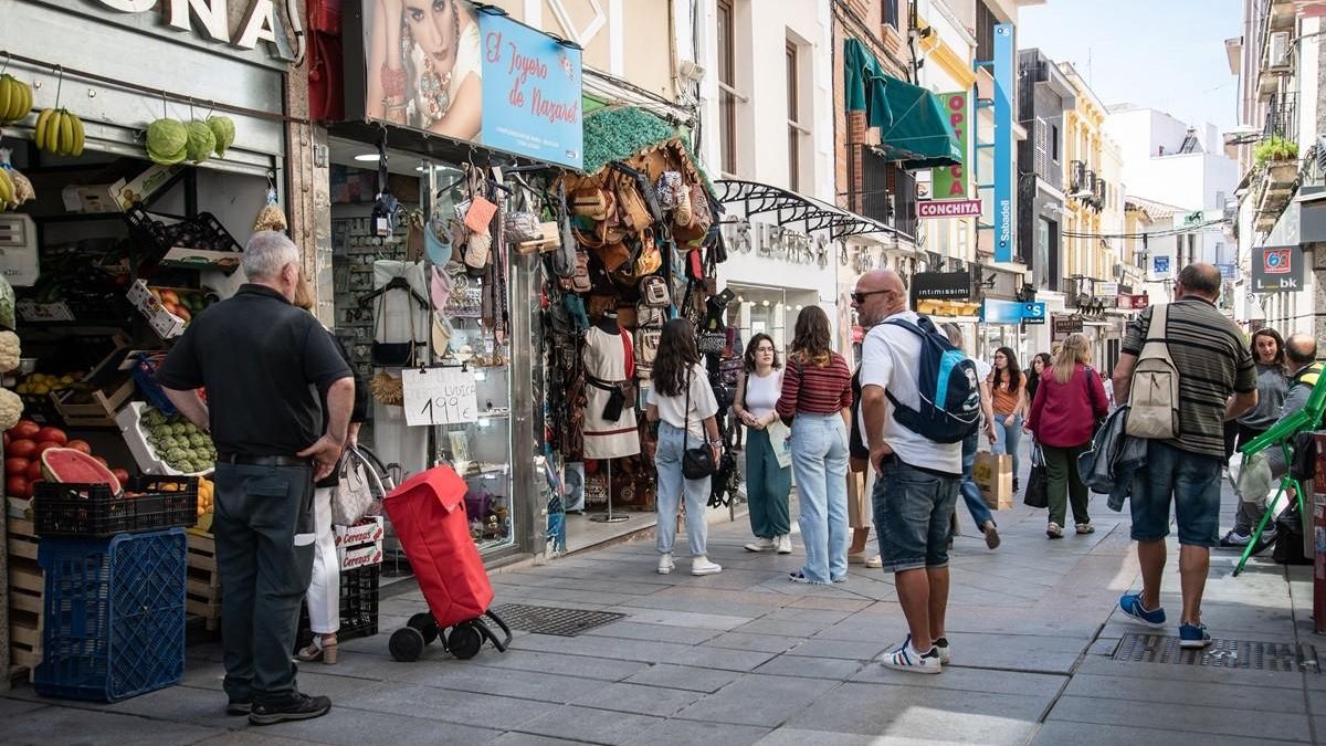 Archivo - Comercios en la calle Santa Eulalia de Mérida