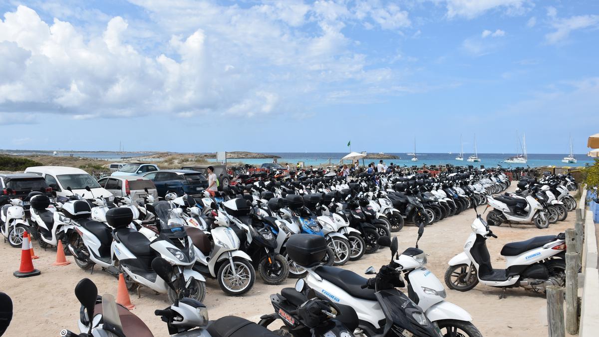 Uno de los &#039;parking&#039; del Parque Natural de ses Salines, en Formentera, repleto de motos.
