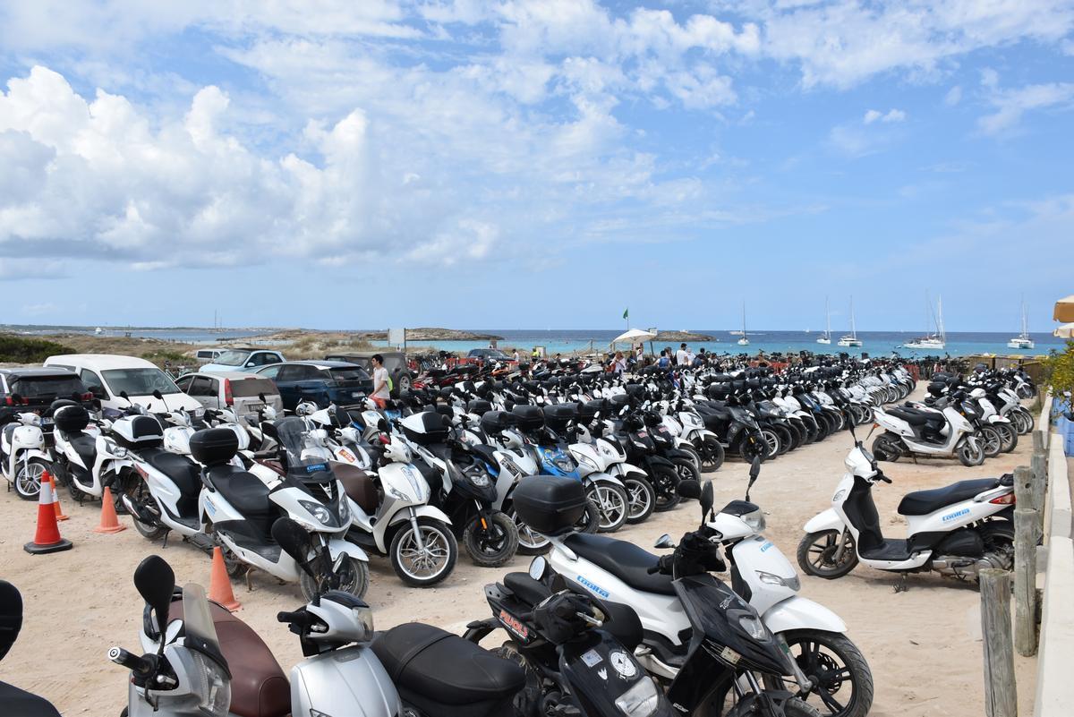 Uno de los 'parking' del Parque Natural de ses Salines, en Formentera, repleto de motos. César Navarro