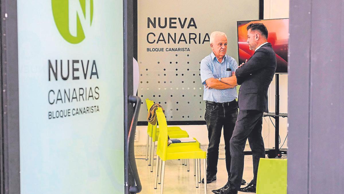 Carmelo Ramírez, a la izquierda, habla con Teodoro Sosa durante una reunión en la sede de Nueva Canarias.