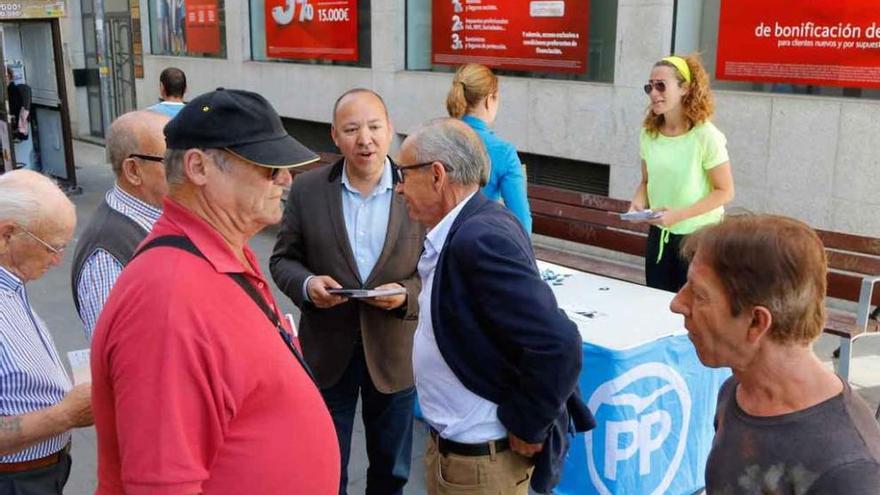 Mesa electoral del Partido Popular en Santa Clara.