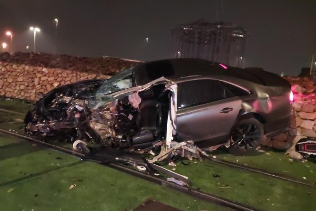 El coche siniestrado visto desde el lateral.