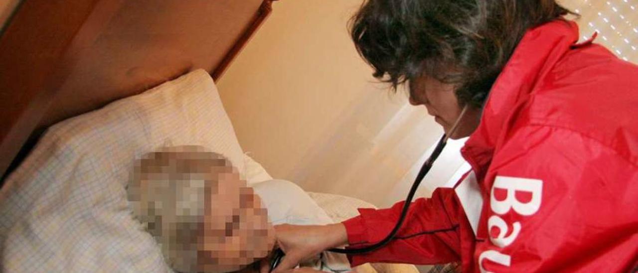 Personal sanitario del programa HADO en O Salnés atiende a una paciente en su casa. // J. L. O.
