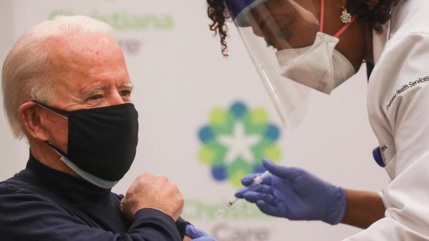 Joe Biden recibe la vacuna contra el coronavirus.