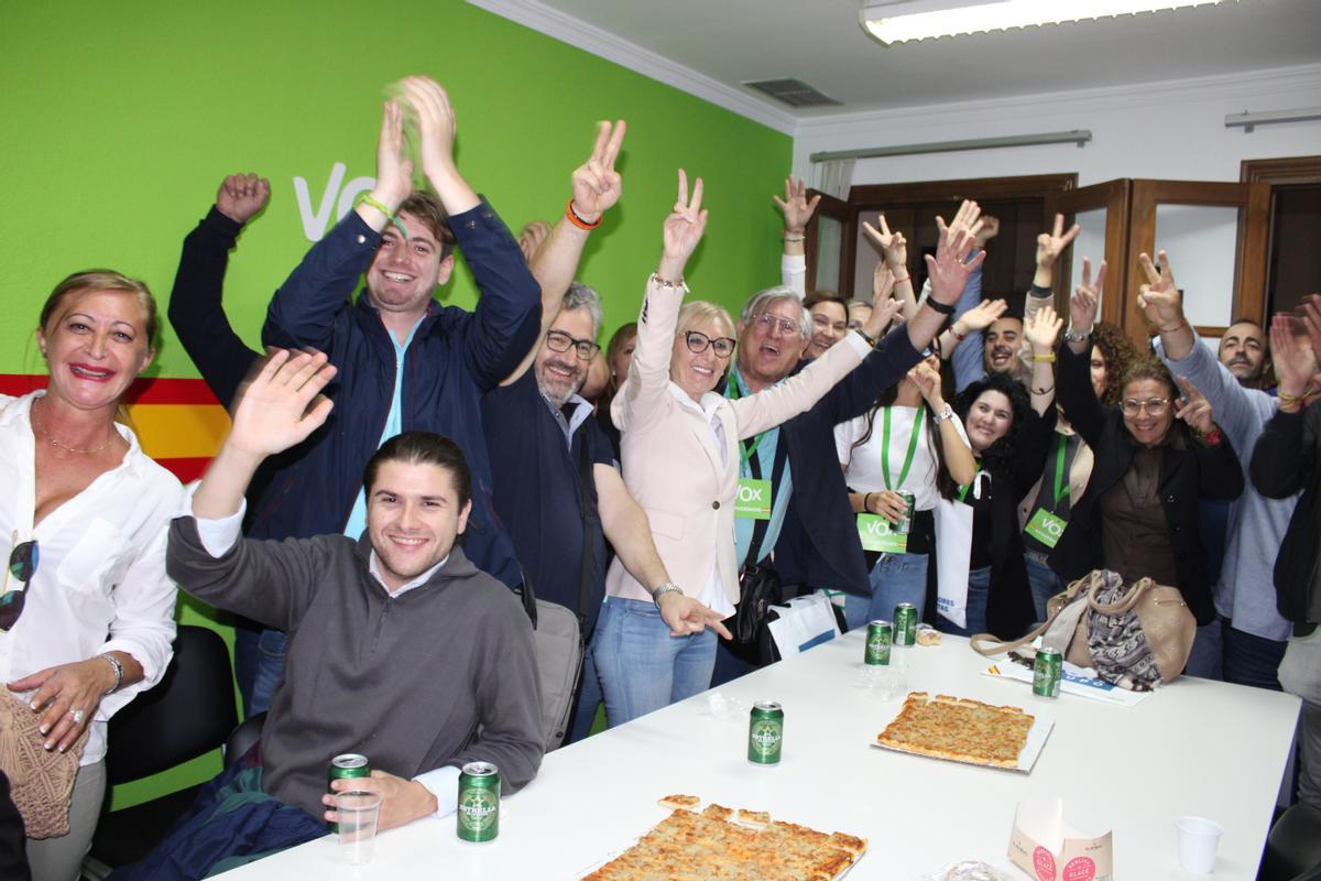 La cabeza de lista de Vox, Carmen Menduiña, rodeada de afiliados y simpatizantes celebrando la victoria.