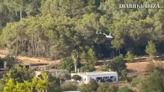 Así despegan los helicópteros turísticos en pleno campo de Ibiza