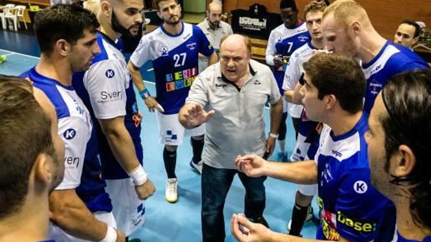 Zupo Equisoain, técnico del Balonmano Benidorm, da instrucciones a sus jugadores.