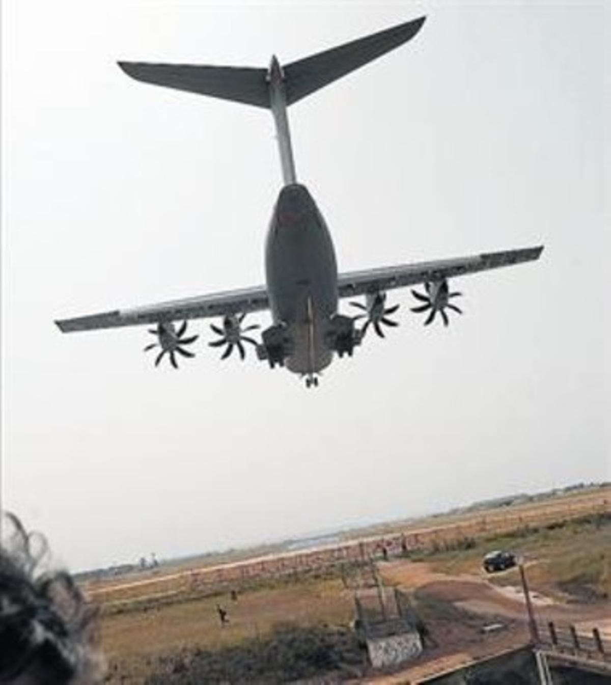 L’Airbus A400M en què viatjava Alonso arriba a Sevilla, ahir.