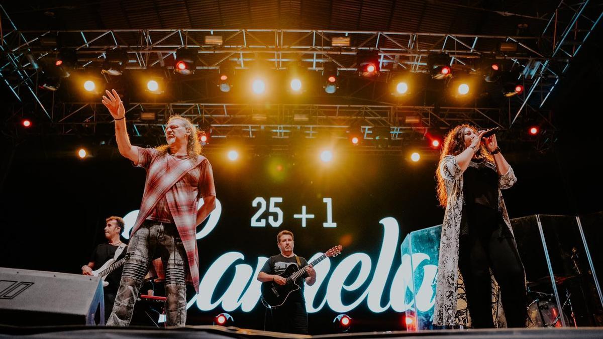 Dioni y Ángeles, durante un concierto.