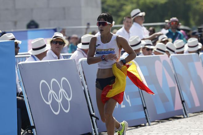 La española María Pérez celebra la plata en la prueba de los 20km marcha femeninos de los Juegos Olímpicos de París 2024, este jueves, en la capital francesa. EFE/ Miguel Toña