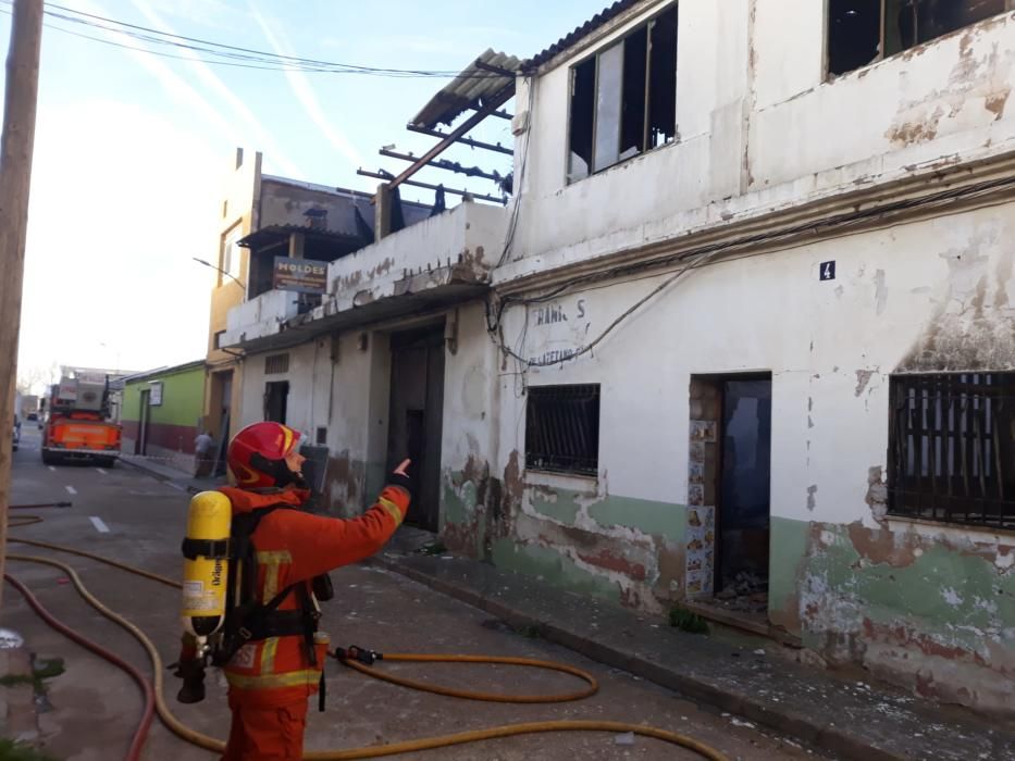 Una nave dedicada a la cerámica y actualmente abandonada ha quedado destruida por un incendio en Manises.