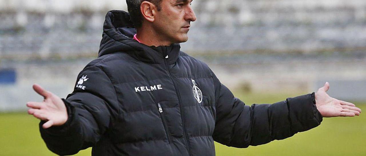 Pablo Lago, durante un partido de su etapa al frente del Avilés.