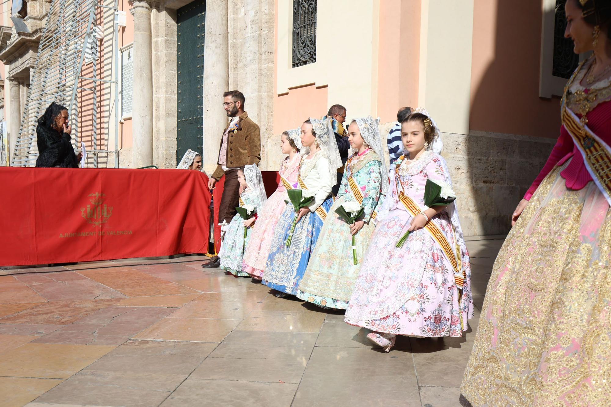 Búscate en el primer de la Ofrenda en la calle de la Paz hasta las 17 horas