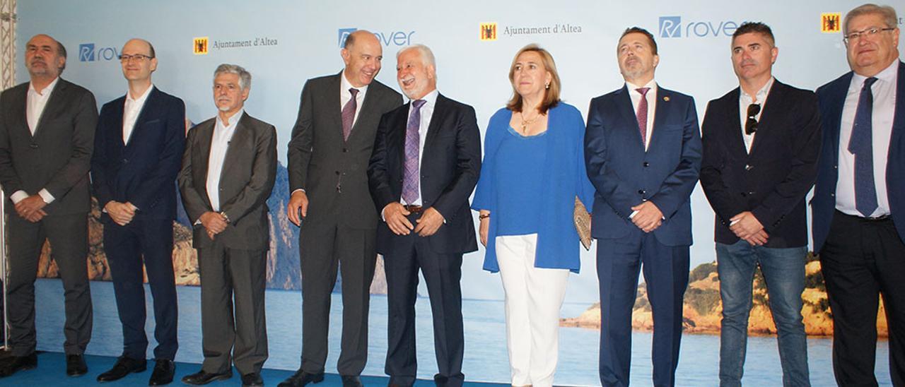 El alcalde de Altea y presidente del Grupo Rover con algunos de los ponentes en la Jornada de Innovacion y Sostenibilidad.