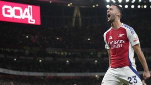 Mikel Merino celebra el gol que anotó, el 2-1 del Arsenal al Liverpool.