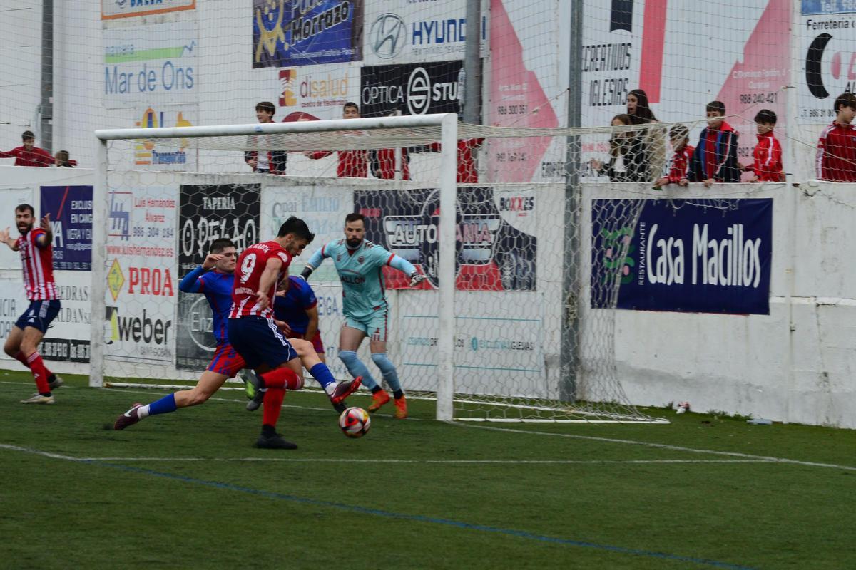 Manu García prueba el remate en el duelo anterior entre el Alondras y el Betanzos.