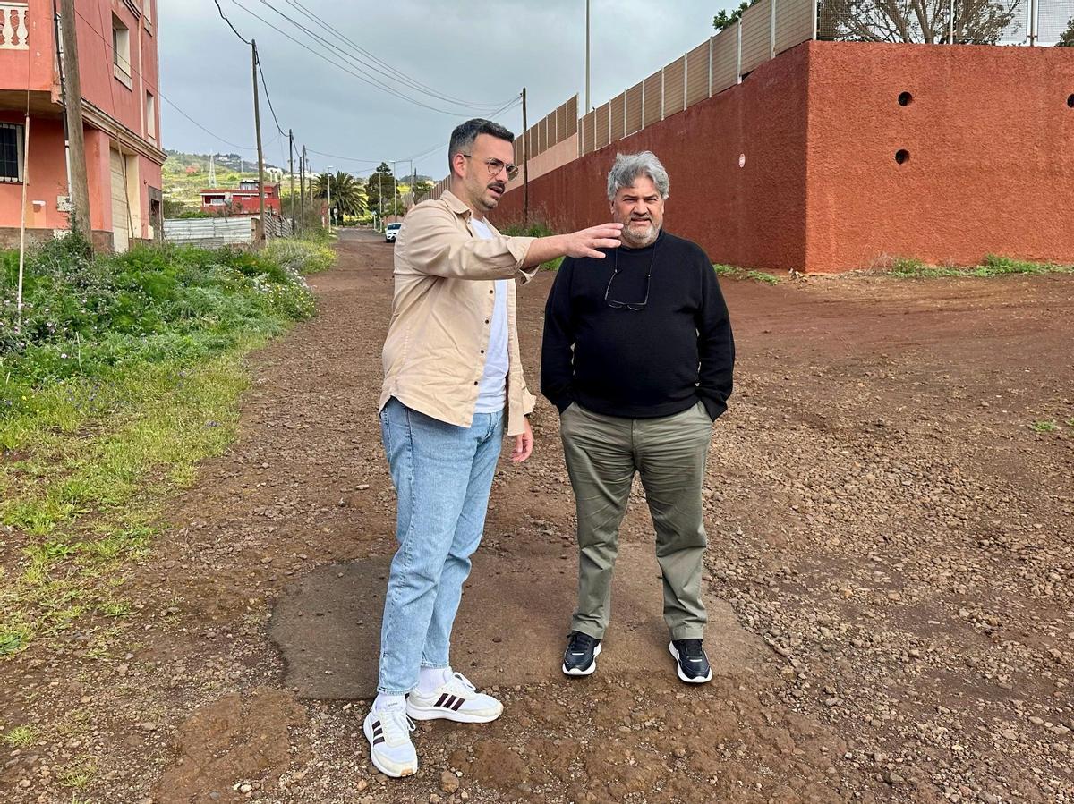 El concejal de Infraestructuras y del Distrito Suroeste (izquierda) visita la calle Juan Marín Vives.