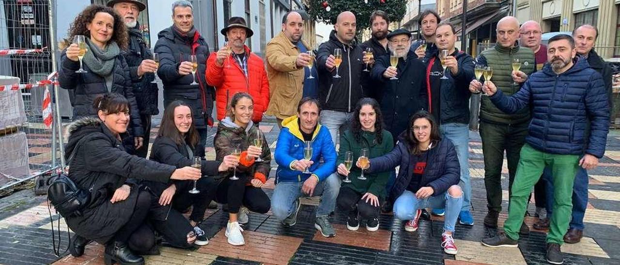 De izquierda a derecha y de pie: Carmen Díez (dragonboat), Rufino Álvarez (voleibol), Javier Carnero (pentatlón), José Ruiz (billar), Borja Iglesias (fútbol), Carlos Fernández (judo), Carlos Pérez (voleibol), José Manuel Sal de Rellán (fútbol), Jesús Iglesias (voleibol), Luis Antonio Megido (tiro con arco), José Ramón Rodríguez (tenis), José Ramón Méndez &quot;Navia&quot; (fútbol), Teo Pozo (fútbol) y Antonio González (fútbol). Sentados, de izquierda a derecha: Mar Díaz (Dragonboat), Laura Osorio (halterofilia), María Carnero (pentalón), Nicolás de las Heras (atletismo), María Lozano y Miriam Martínez (tenis de mesa).