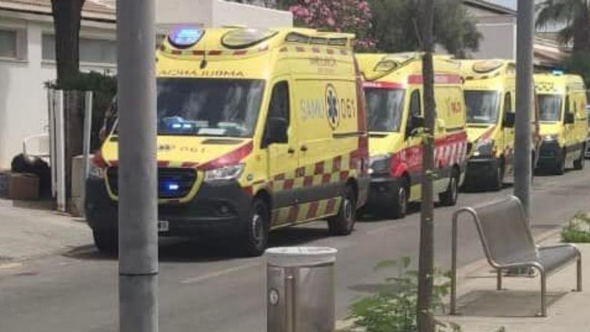 Ambulancias del IB-Salut en el hotel tras el escape de cloro. | POLICÍA LOCAL