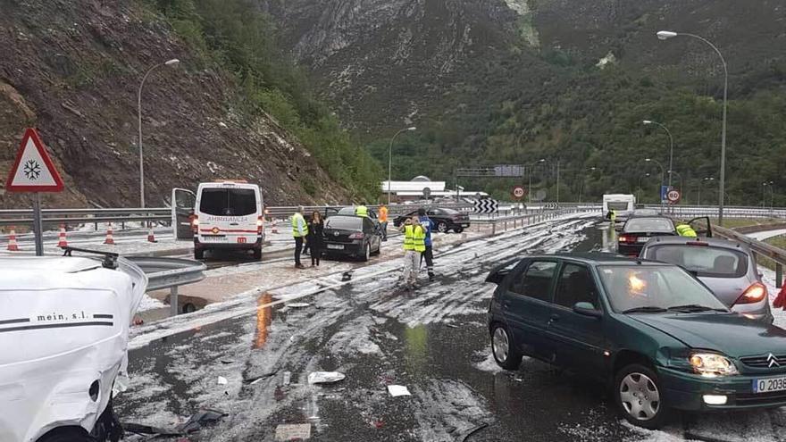 Varios de los vehículos implicados en el accidente, con restos de la granizada.