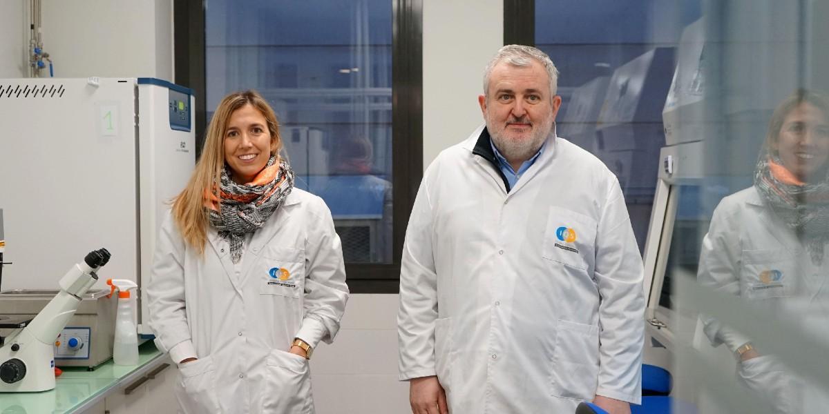 Cristina Fornaguera i Puigvert y Salvador Borrós Gómez, investigadores del Institut de Química de Sarrià (IQS).