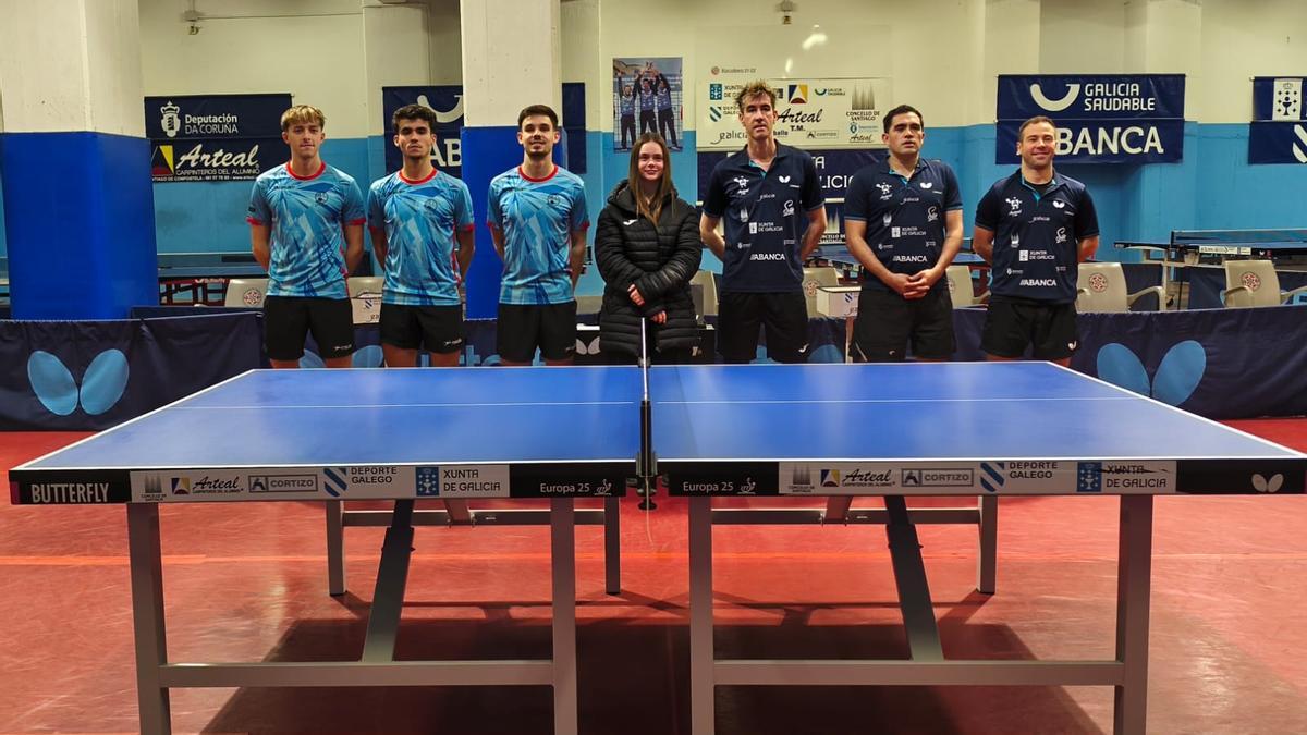 Jugadores del Olot, a la izquierda, y del Arteal antes de dar comienzo el partido en San Lázaro